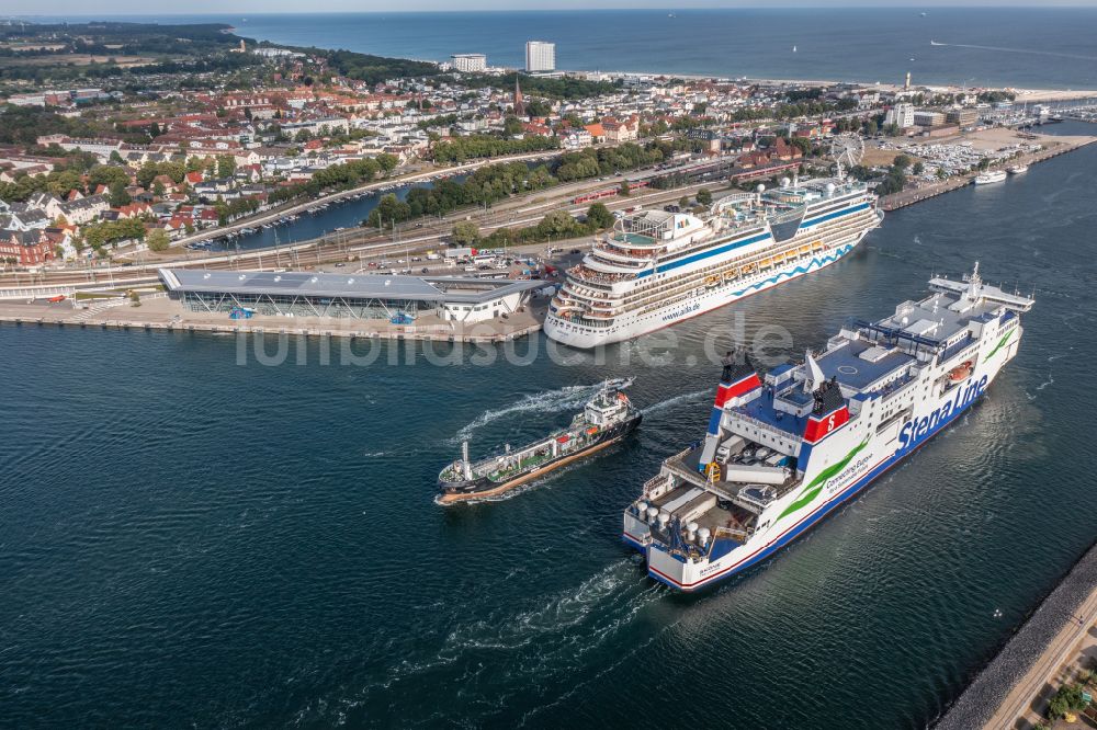 Rostock aus der Vogelperspektive: Kreuzfahrtschiff AIDA diva in Rostock im Bundesland Mecklenburg-Vorpommern, Deutschland