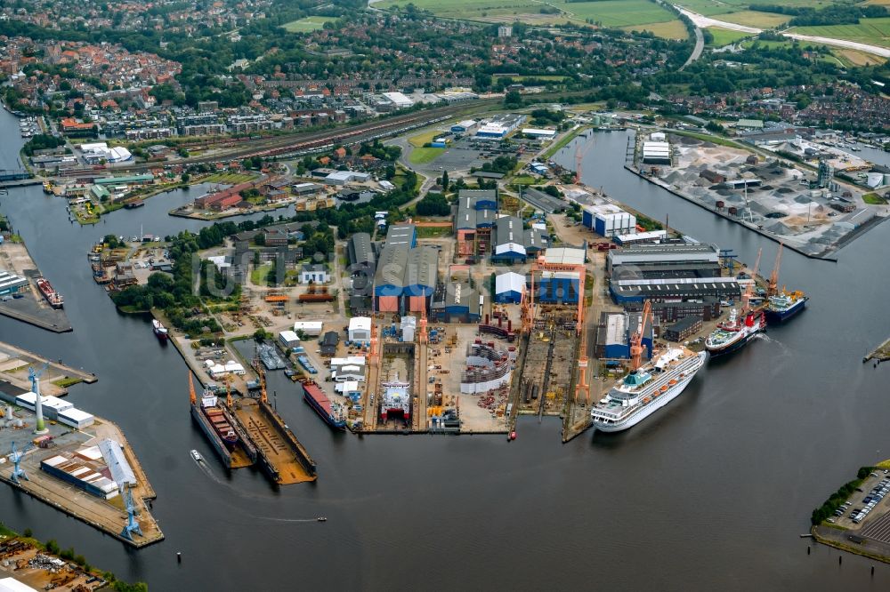 Emden aus der Vogelperspektive: Kreuzfahrtschiff Amera in der Werft in Emden im Bundesland Niedersachsen, Deutschland