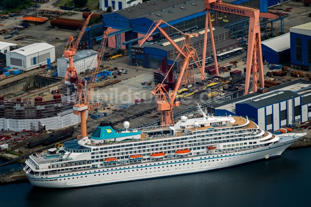 Luftbild Emden - Kreuzfahrtschiff Amera in der Werft in Emden im Bundesland Niedersachsen, Deutschland