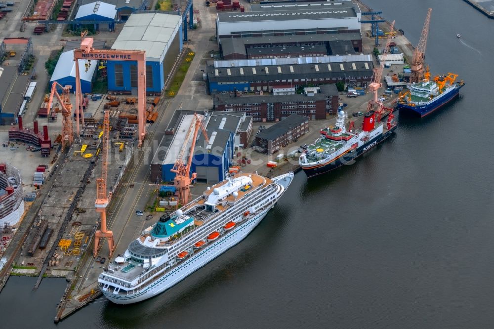 Emden aus der Vogelperspektive: Kreuzfahrtschiff Amera in der Werft in Emden im Bundesland Niedersachsen, Deutschland