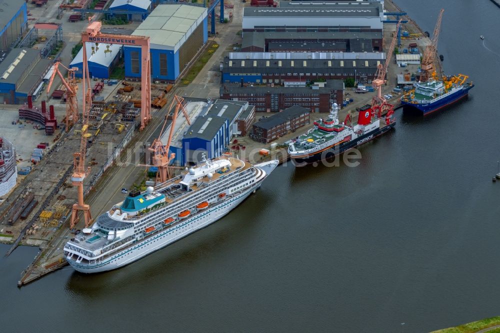 Luftbild Emden - Kreuzfahrtschiff Amera in der Werft in Emden im Bundesland Niedersachsen, Deutschland