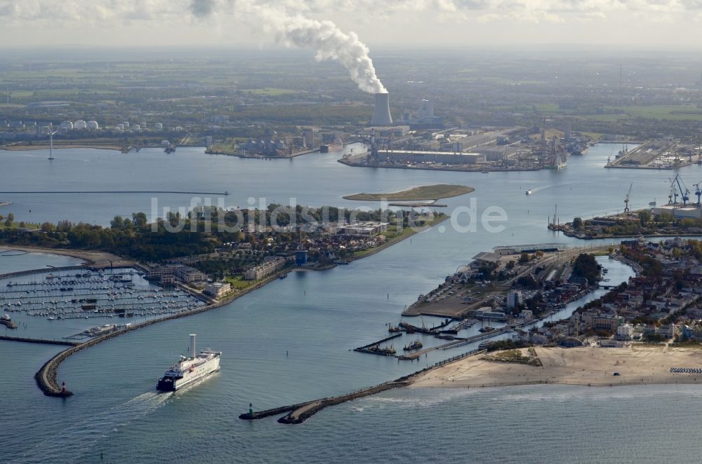 Rostock von oben - Kreuzfahrtschiff beim Einlaufen im Ortsteil Hohe Düne in Rostock im Bundesland Mecklenburg-Vorpommern, Deutschland