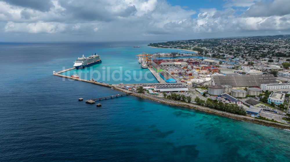 Bridgetown von oben - Kreuzfahrtschiff Celebrity Equinox in Bridgetown in Saint Michael, Barbados