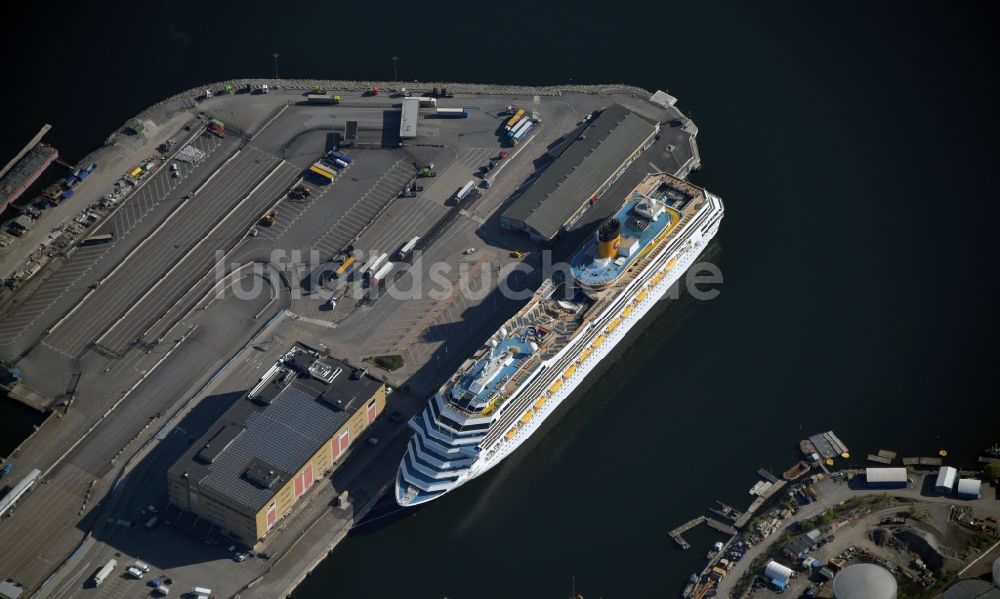 Luftaufnahme Stockholm - Kreuzfahrtschiff Costa Magica im Cruise Center in Stockholm in Stockholms län, Schweden