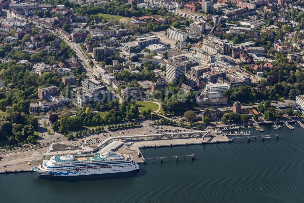 Kiel aus der Vogelperspektive: Kreuzfahrtschiff am Cruise Terminal in Kiel im Bundesland Schleswig-Holstein, Deutschland