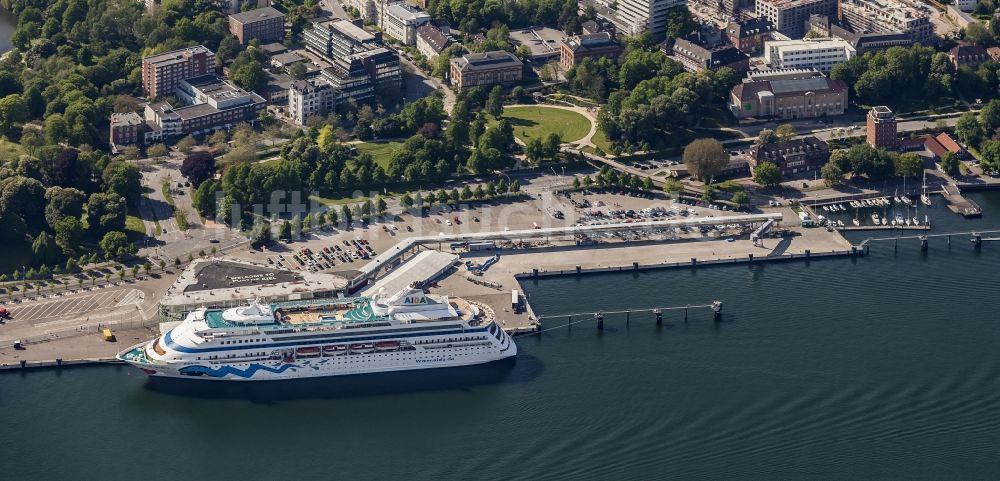 Luftbild Kiel - Kreuzfahrtschiff am Cruise Terminal in Kiel im Bundesland Schleswig-Holstein, Deutschland