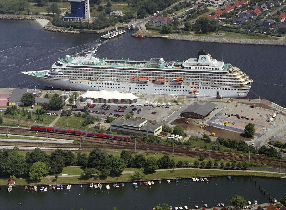 Rostock - Warnemünde von oben - Kreuzfahrtschiff Crystal Symphony im Ostseehafen Rostock