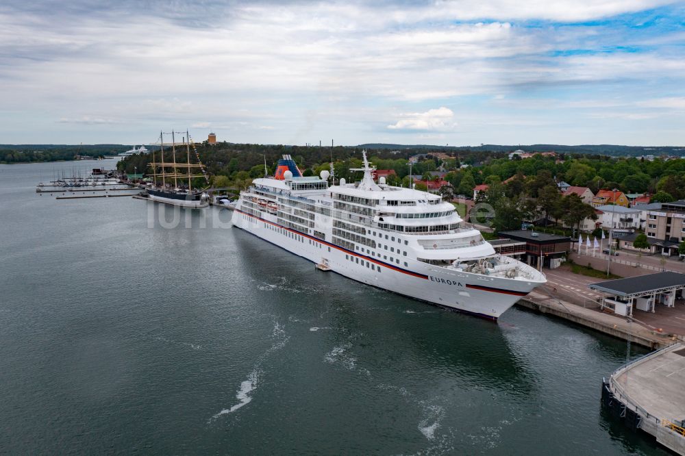 Mariehamn von oben - Kreuzfahrtschiff Europa im Hafen in Mariehamn in Mariehamns stad, Åland