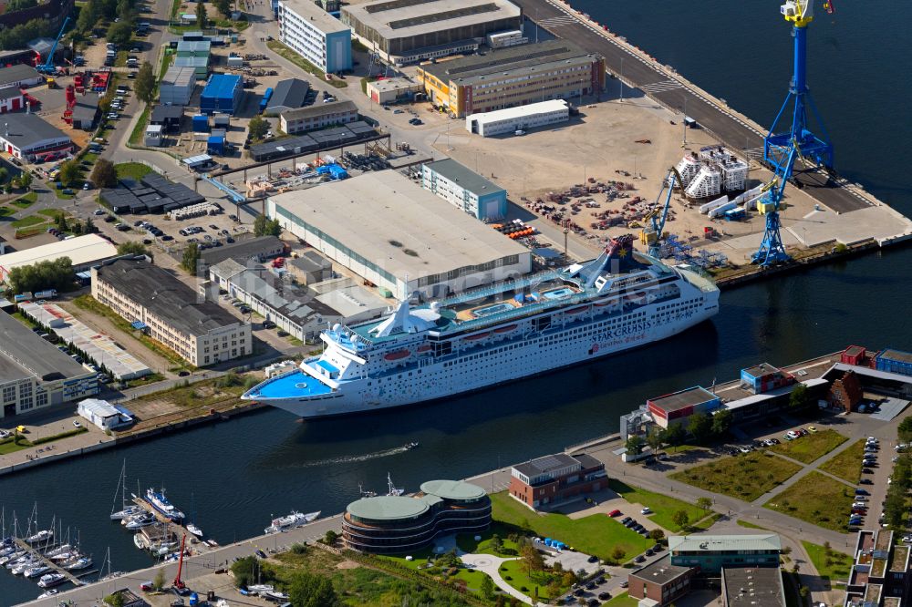 Luftaufnahme Wismar - Kreuzfahrtschiff Libra und heutiges Wohnschiff im Hafen in Wismar im Bundesland Mecklenburg-Vorpommern, Deutschland