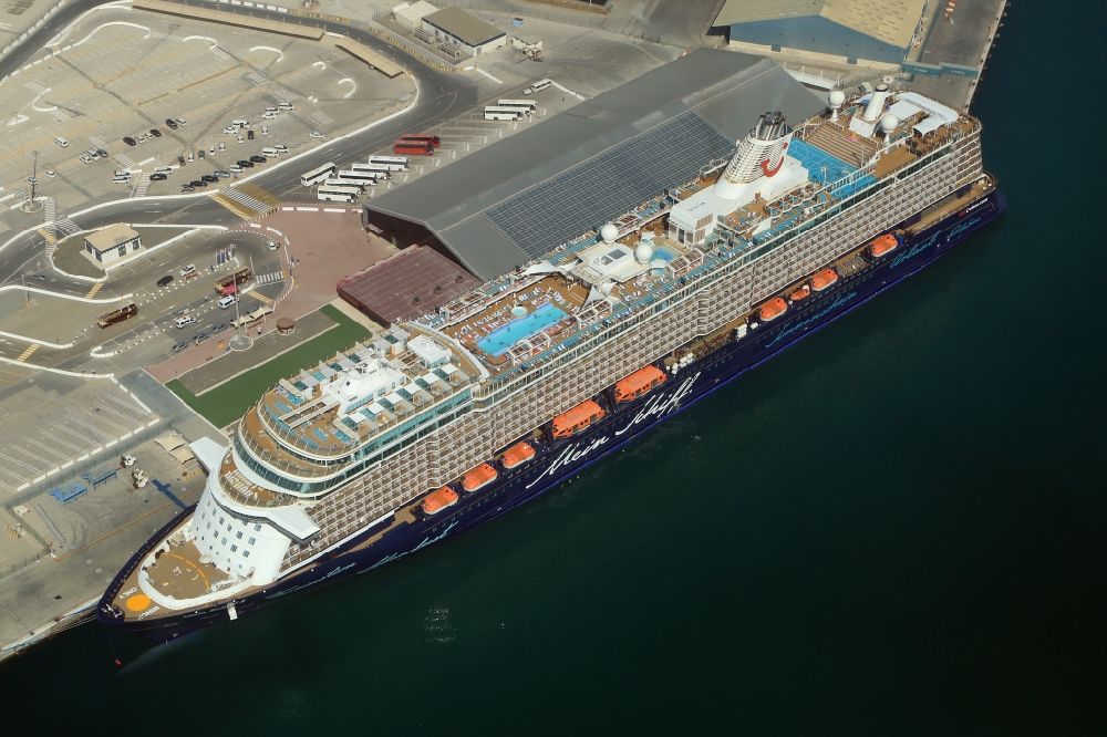 Luftaufnahme Abu Dhabi - Kreuzfahrtschiff Mein Schiff 5 von TUI Cruises am Kreuzfahrtterminal im Port Zayed in Abu Dhabi in Vereinigte Arabische Emirate