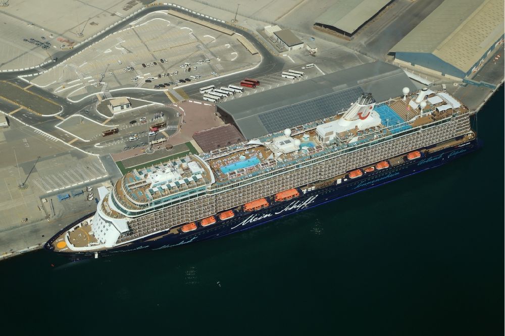 Abu Dhabi von oben - Kreuzfahrtschiff Mein Schiff 5 von TUI Cruises am Kreuzfahrtterminal im Port Zayed in Abu Dhabi in Vereinigte Arabische Emirate