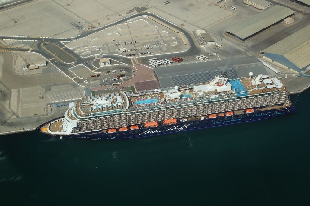Abu Dhabi aus der Vogelperspektive: Kreuzfahrtschiff Mein Schiff 5 von TUI Cruises am Kreuzfahrtterminal im Port Zayed in Abu Dhabi in Vereinigte Arabische Emirate