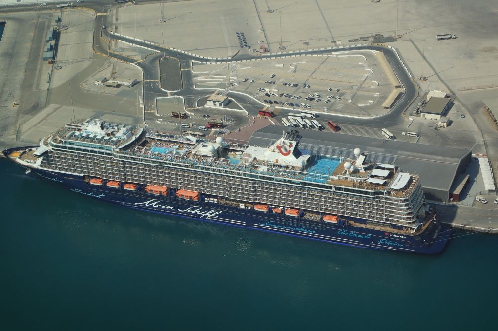 Abu Dhabi von oben - Kreuzfahrtschiff Mein Schiff 5 von TUI Cruises im Port Zayed in Abu Dhabi in Vereinigte Arabische Emirate