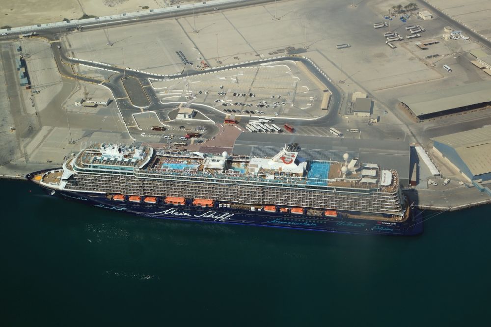 Abu Dhabi aus der Vogelperspektive: Kreuzfahrtschiff Mein Schiff 5 von TUI Cruises im Port Zayed in Abu Dhabi in Vereinigte Arabische Emirate