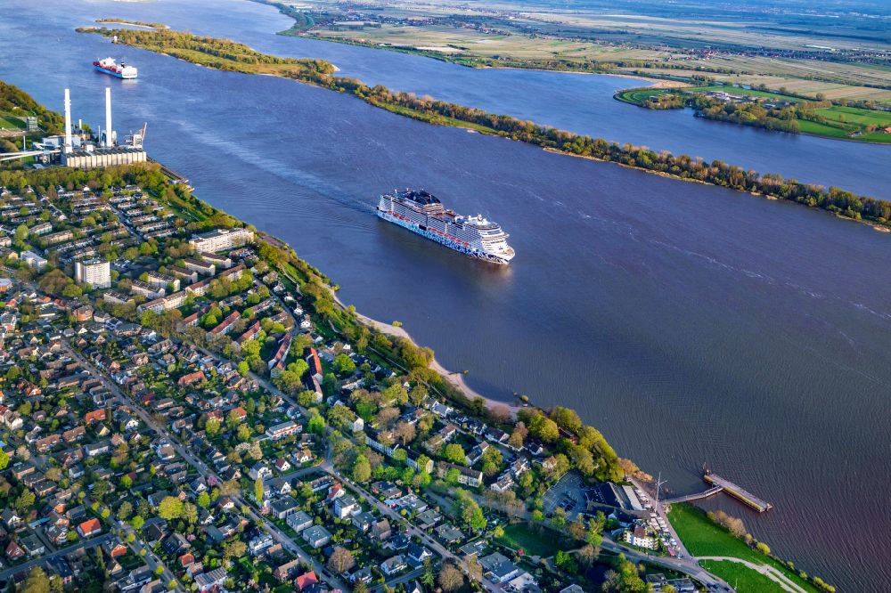 Luftaufnahme Schulau - Kreuzfahrtschiff MSC Euribia in Fahrt auf der Elbe in Schulau im Bundesland Schleswig-Holstein, Deutschland
