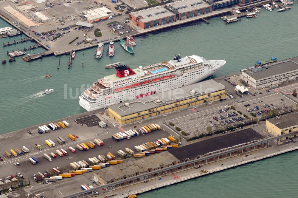 Luftbild Venedig - Kreuzfahrtschiff Pullmantur in Venedig in der gleichnamigen Provinz in Italien