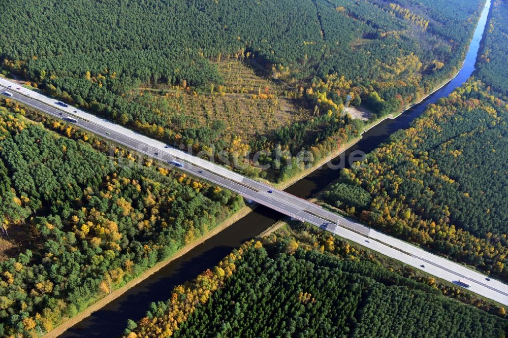 Luftbild Hartmannsdorf - Kreuzung an der Autobahnbrücke der BAB A10 - E55 des Berliner Ring über den Spreeverlauf bei Hartmannsdorf im Bundesland Brandenburg