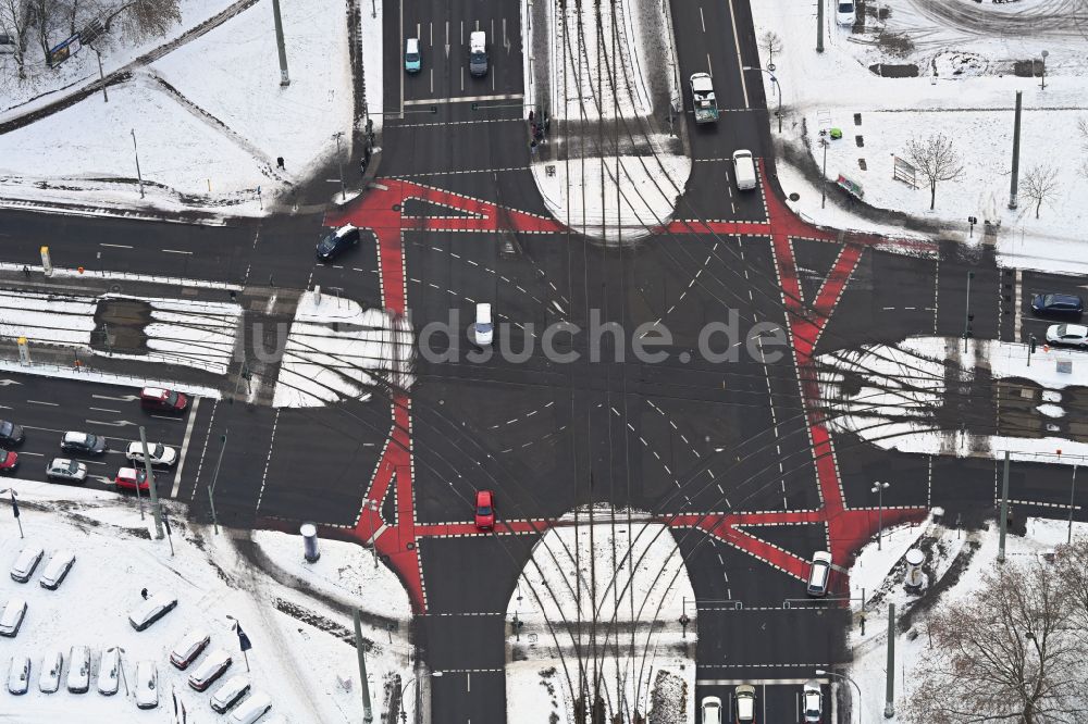 Luftaufnahme Berlin - Kreuzung Rhinstraße - Allee der Kosmonauten im Ortsteil Marzahn in Berlin, Deutschland