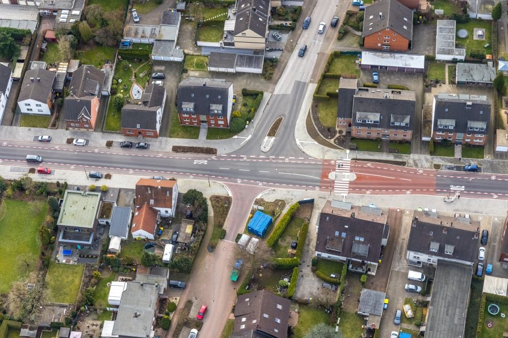 Luftaufnahme Bottrop - Kreuzung der Schneiderstraße - Karl-Rahner-Straße - Schmiedestraße im Ortsteil Grafenwald in Bottrop im Bundesland Nordrhein-Westfalen, Deutschland