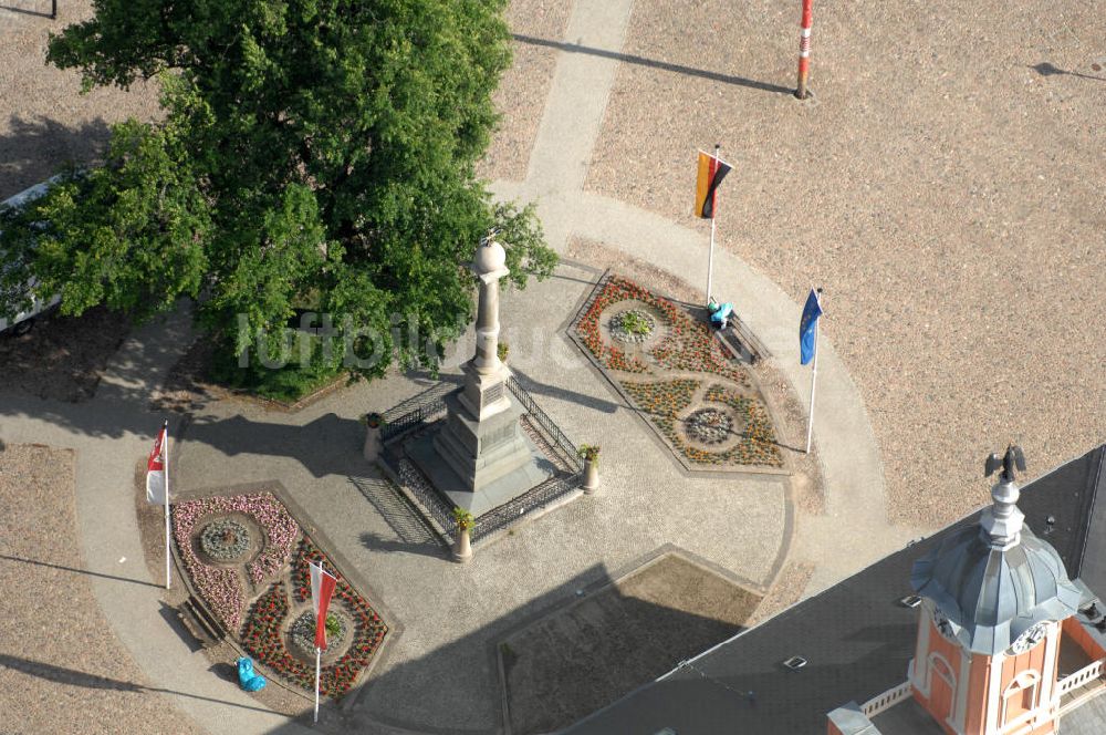 Luftaufnahme Templin - Kriegerdenkmal / war memorial vor dem Rathaus / town hall Templin BB