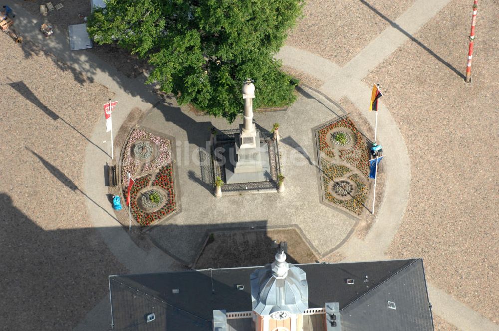 Templin von oben - Kriegerdenkmal / war memorial vor dem Rathaus / town hall Templin BB