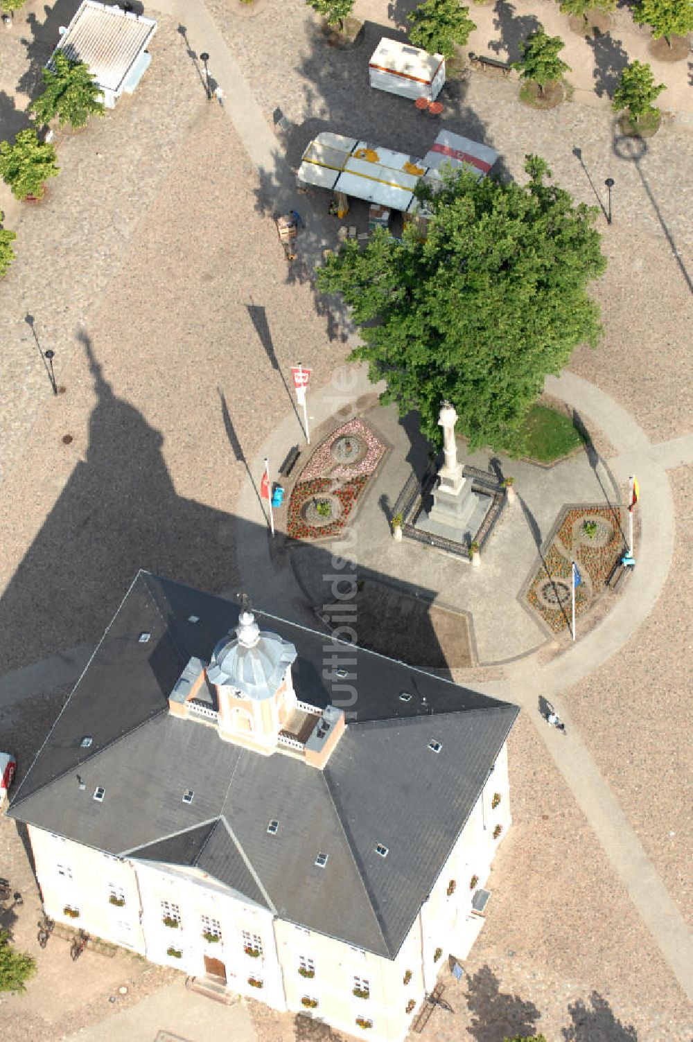 Templin aus der Vogelperspektive: Kriegerdenkmal / war memorial vor dem Rathaus / town hall Templin BB