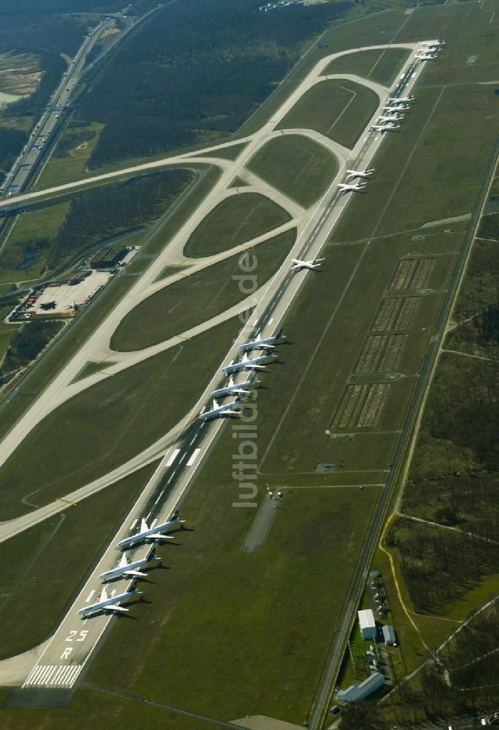 Luftbild Kelsterbach - Krisenbedingt abgestellte Passagierflugzeuge auf dem Flughafen Frankfurt Airport in Kelsterbach im Bundesland Hessen, Deutschland
