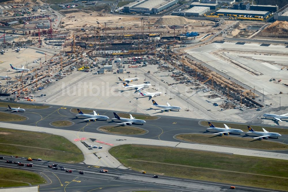 Kelsterbach von oben - Krisenbedingt abgestellte Passagierflugzeuge auf dem Flughafen Frankfurt Airport in Kelsterbach im Bundesland Hessen, Deutschland