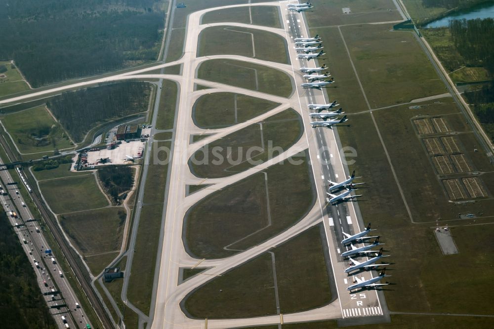 Luftaufnahme Kelsterbach - Krisenbedingt abgestellte Passagierflugzeuge auf dem Flughafen Frankfurt Airport in Kelsterbach im Bundesland Hessen, Deutschland