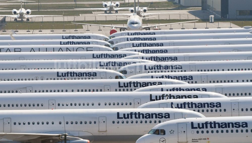 Selchow von oben - Krisenbedingt stillgelegte Passagierflugzeuge der Fluggesellschaft Lufthansa auf der Parkposition - Abstellfläche auf dem Flughafen BER in Schönefeld im Bundesland Brandenburg, Deutschland