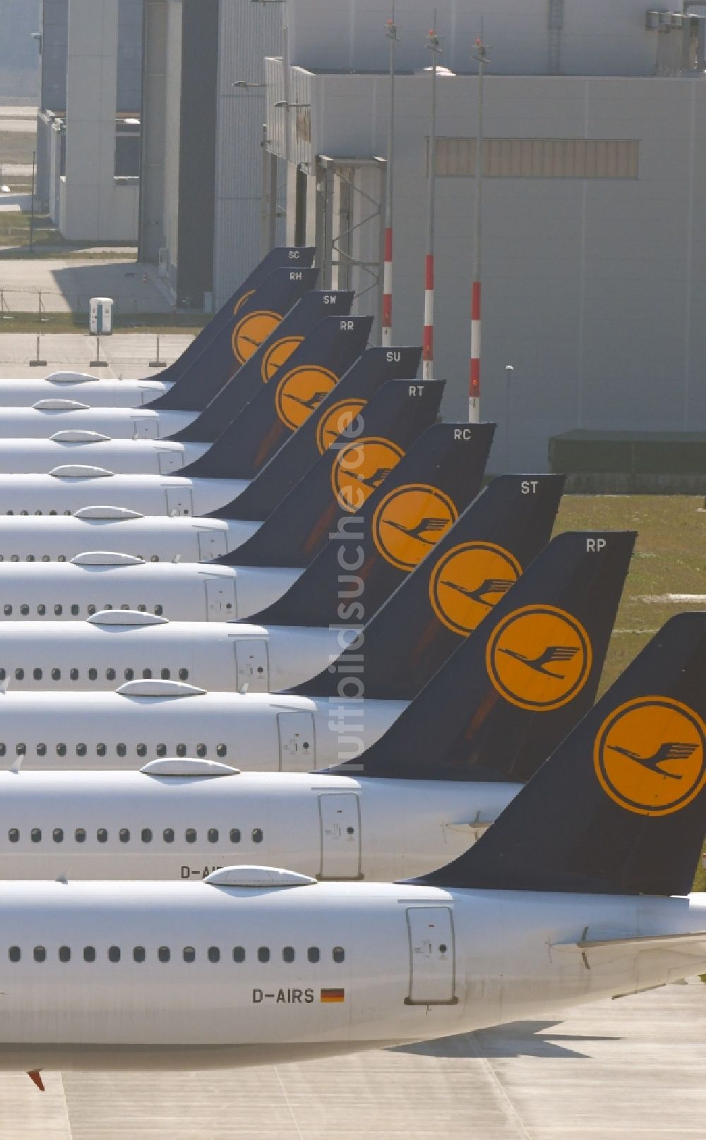 Luftbild Selchow - Krisenbedingt stillgelegte Passagierflugzeuge der Fluggesellschaft Lufthansa auf der Parkposition - Abstellfläche auf dem Flughafen BER in Schönefeld im Bundesland Brandenburg, Deutschland