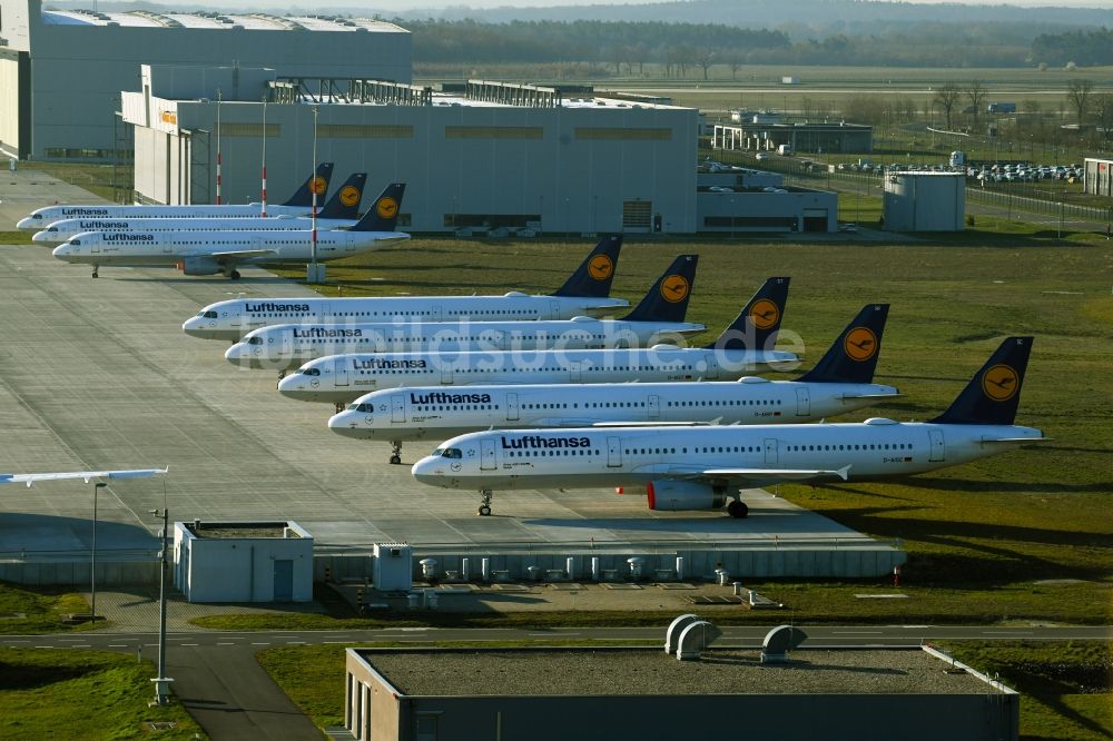 Luftbild Schönefeld - Krisenbedingt stillgelegte Passagierflugzeuge der Fluggesellschaft Lufthansa auf der Parkposition - Abstellfläche auf dem Flughafen in Schönefeld im Bundesland Brandenburg, Deutschland