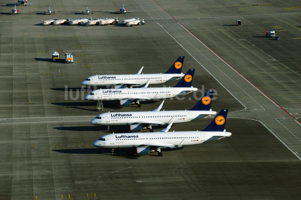 Schönefeld von oben - Krisenbedingt stillgelegte Passagierflugzeuge der Fluggesellschaft Lufthansa auf der Parkposition - Abstellfläche auf dem Flughafen in Schönefeld im Bundesland Brandenburg, Deutschland