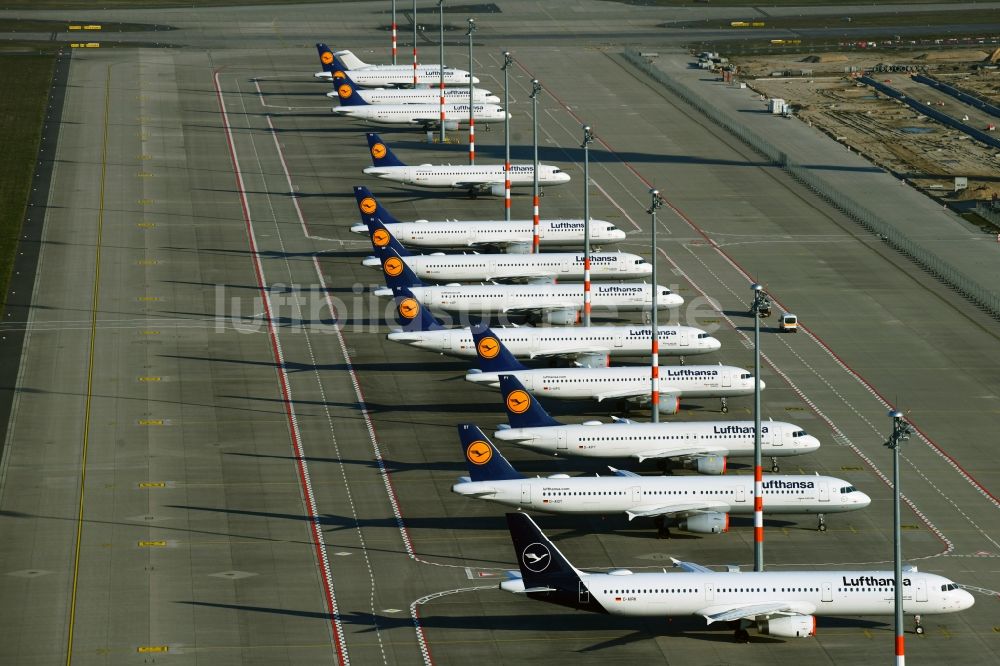 Schönefeld von oben - Krisenbedingt stillgelegte Passagierflugzeuge der Fluggesellschaft Lufthansa auf der Parkposition - Abstellfläche auf dem Flughafen in Schönefeld im Bundesland Brandenburg, Deutschland