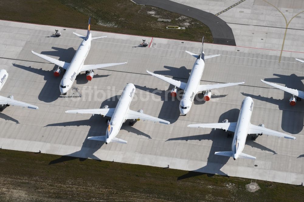 Luftaufnahme Schönefeld - Krisenbedingt stillgelegte Passagierflugzeuge der Fluggesellschaft Lufthansa auf der Parkposition - Abstellfläche auf dem Flughafen in Schönefeld im Bundesland Brandenburg, Deutschland