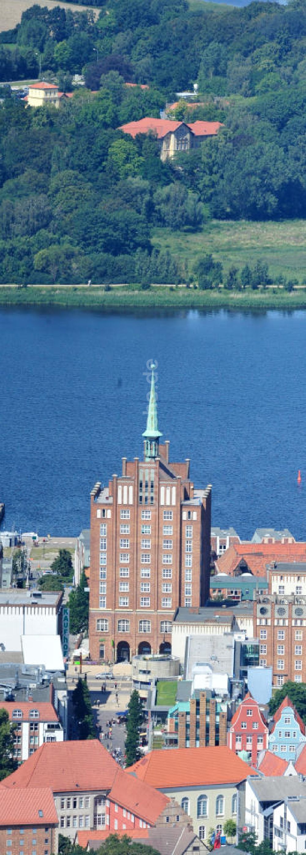 Luftaufnahme Rostock - Kröpeliner Tor am Warnowufer der Altstadt von Rostock