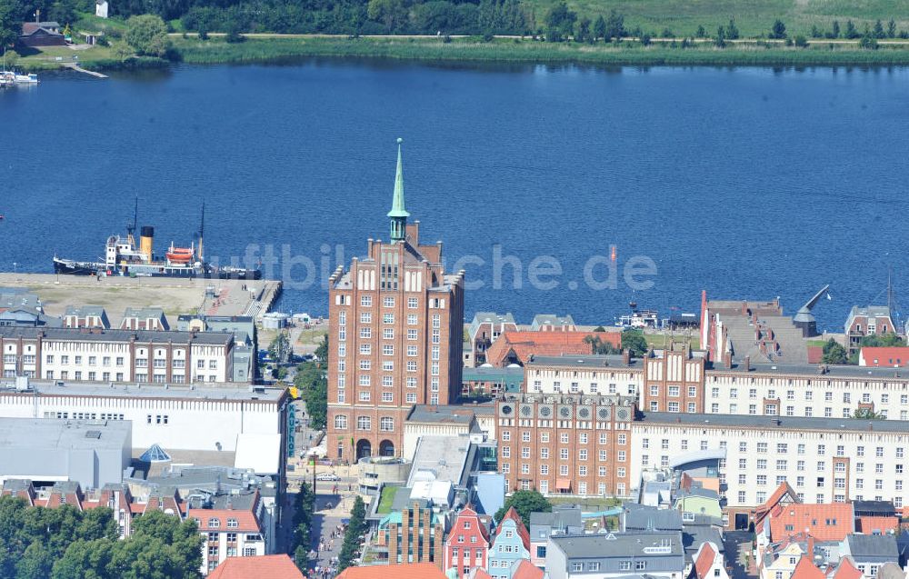 Rostock aus der Vogelperspektive: Kröpeliner Tor am Warnowufer der Altstadt von Rostock