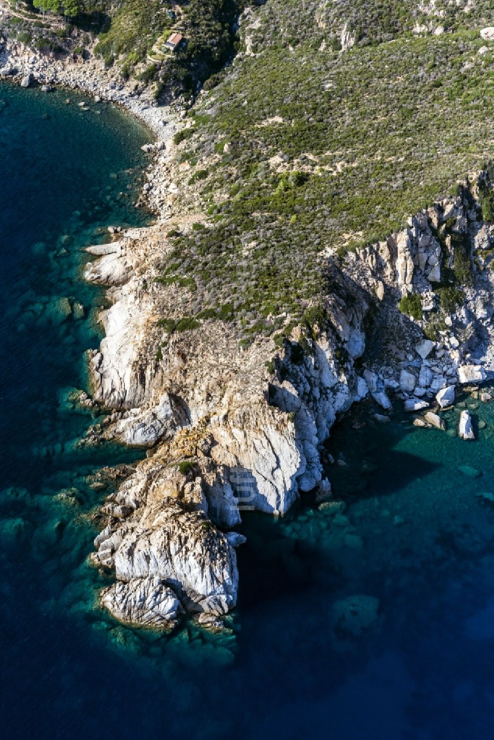Elba aus der Vogelperspektive: Küste und Meer der Insel Elba in der Toscana in Italien