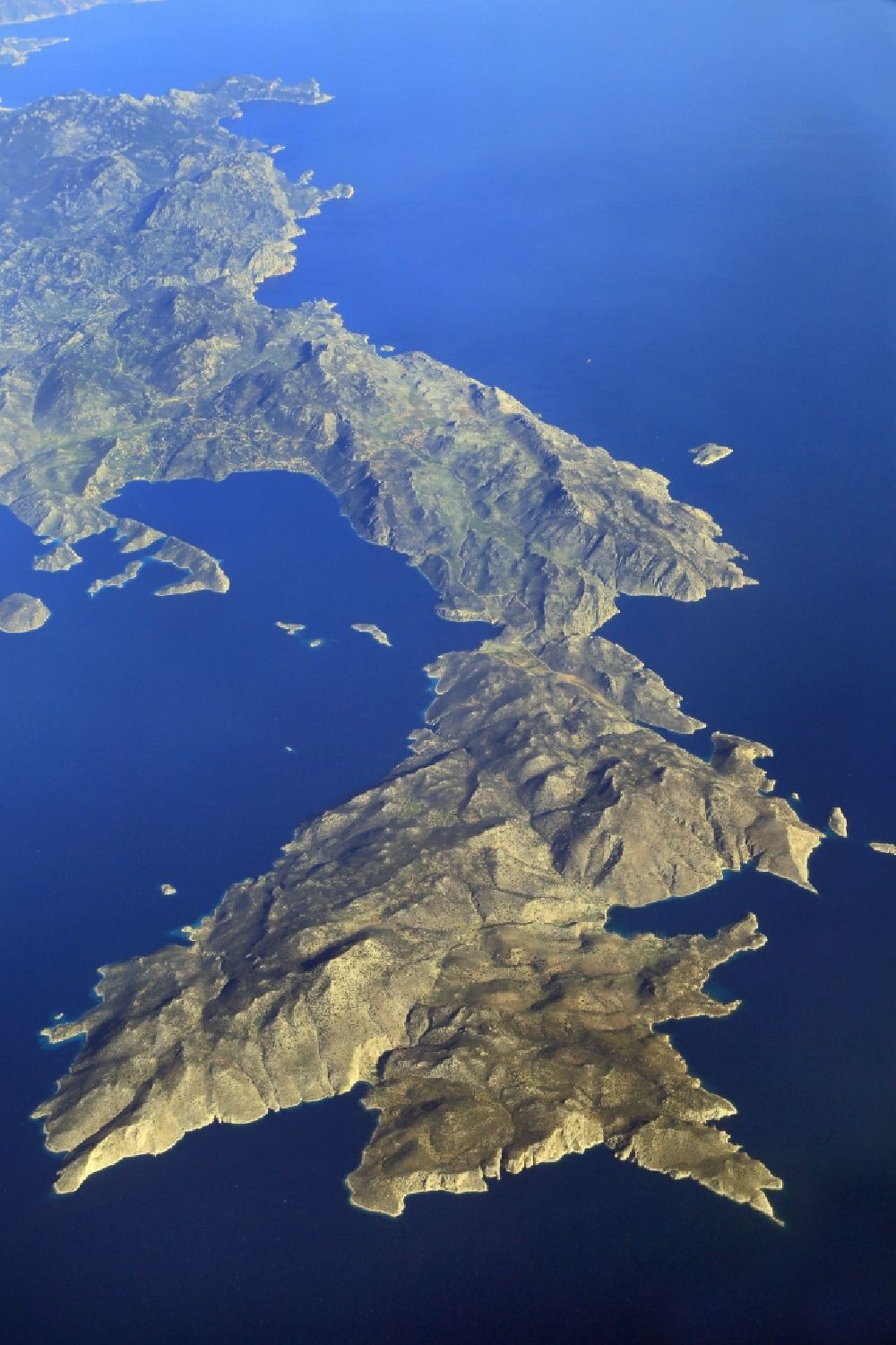 Luftaufnahme Halbinsel Bozburun - Küsten- und Gebirgs- Landschaft an der Mittelmeer - Küste der Halbinsel Bozburun in der Türkischen Ägäis in Mugla, Türkei