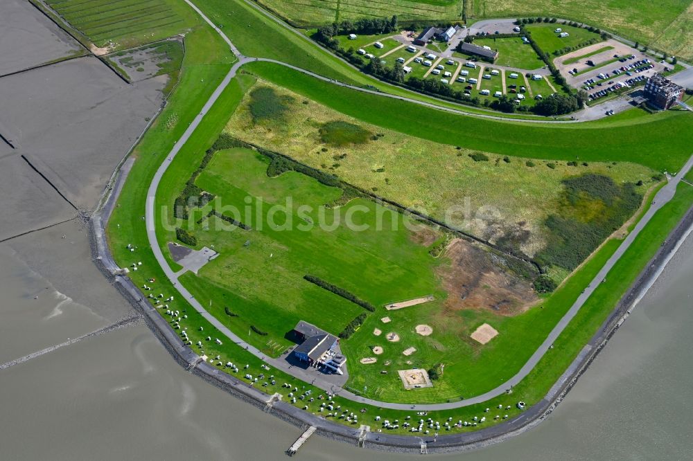 Luftaufnahme Husum - Küsten- Landschaft mit Deich- Schutzstreifen in Husum im Bundesland Schleswig-Holstein, Deutschland