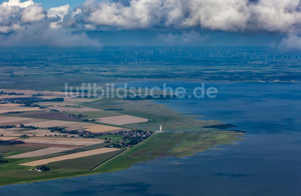 Nordstrand von oben - Küsten- Landschaft mit Deich- Schutzstreifen auf der Insel Nordstrand im Bundesland Schleswig-Holstein, Deutschland