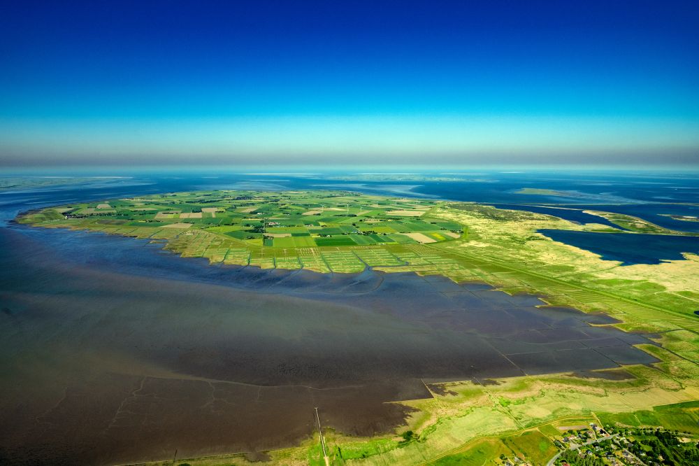 Luftbild Nordstrand - Küsten- Landschaft mit Deich- Schutzstreifen auf der Insel Nordstrand im Bundesland Schleswig-Holstein, Deutschland