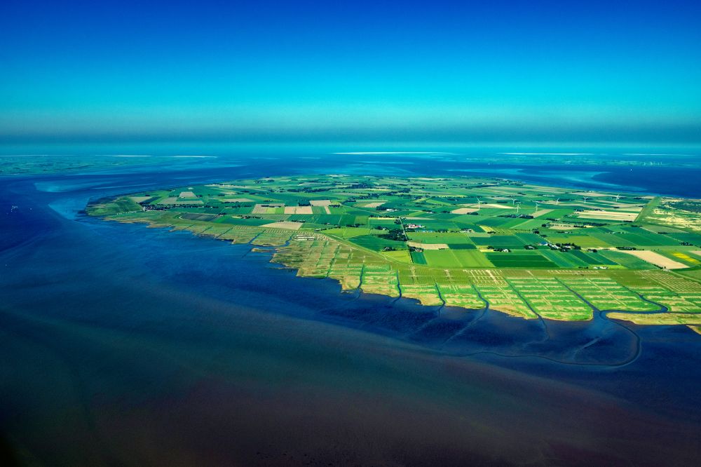 Luftaufnahme Nordstrand - Küsten- Landschaft mit Deich- Schutzstreifen auf der Insel Nordstrand im Bundesland Schleswig-Holstein, Deutschland