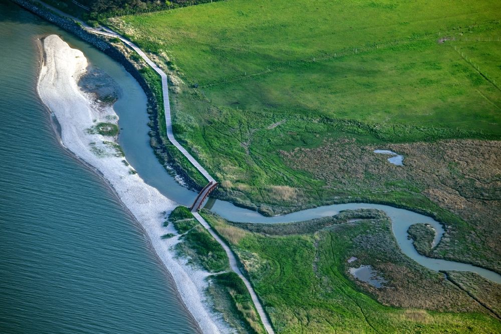 Luftbild Munkmarsch (Sylt) - Küsten- Landschaft mit Deich- Schutzstreifen mit der Lügenbrücke in Munkmarsch (Sylt) im Bundesland Schleswig-Holstein, Deutschland