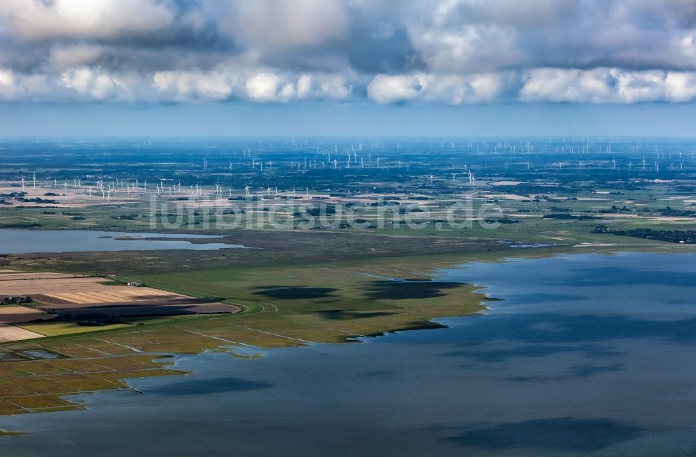 Luftbild Nordstrand - Küsten- Landschaft mit Deich- Schutzstreifen in Nordstrand im Bundesland Schleswig-Holstein, Deutschland