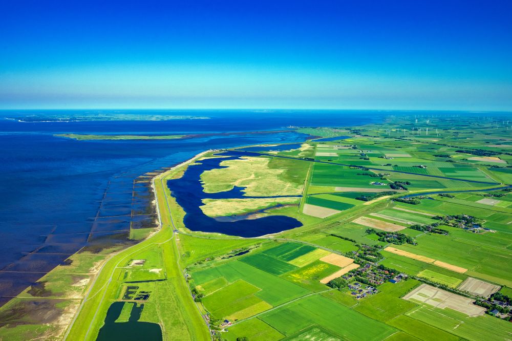 Luftaufnahme Ockholm - Küsten- Landschaft mit Deich- Schutzstreifen in Ockholm im Bundesland Schleswig-Holstein, Deutschland