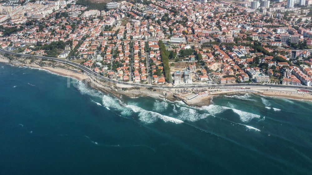 Parede aus der Vogelperspektive: Küsten- Landschaft mit der Küstenstrasse der Av. Marginal Praia das Avencas in Parede, Portugal