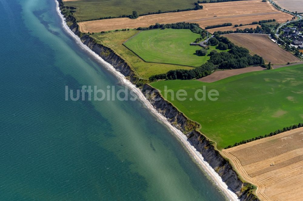 Schwedeneck aus der Vogelperspektive: Küsten- Landschaft am Ostsee- Sandstrand bei Schwedeneck im Bundesland Schleswig-Holstein, Deutschland