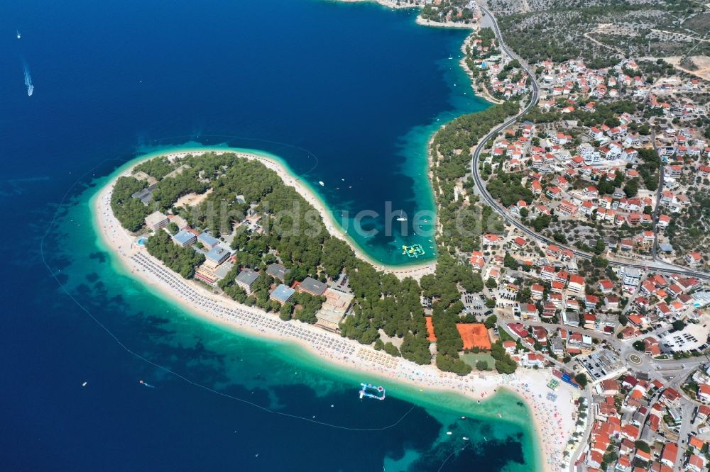 Primosten aus der Vogelperspektive: Küsten- Landschaft am Sandstrand Adriatisches Meer in Primosten in Sibensko-kninska zupanija, Kroatien