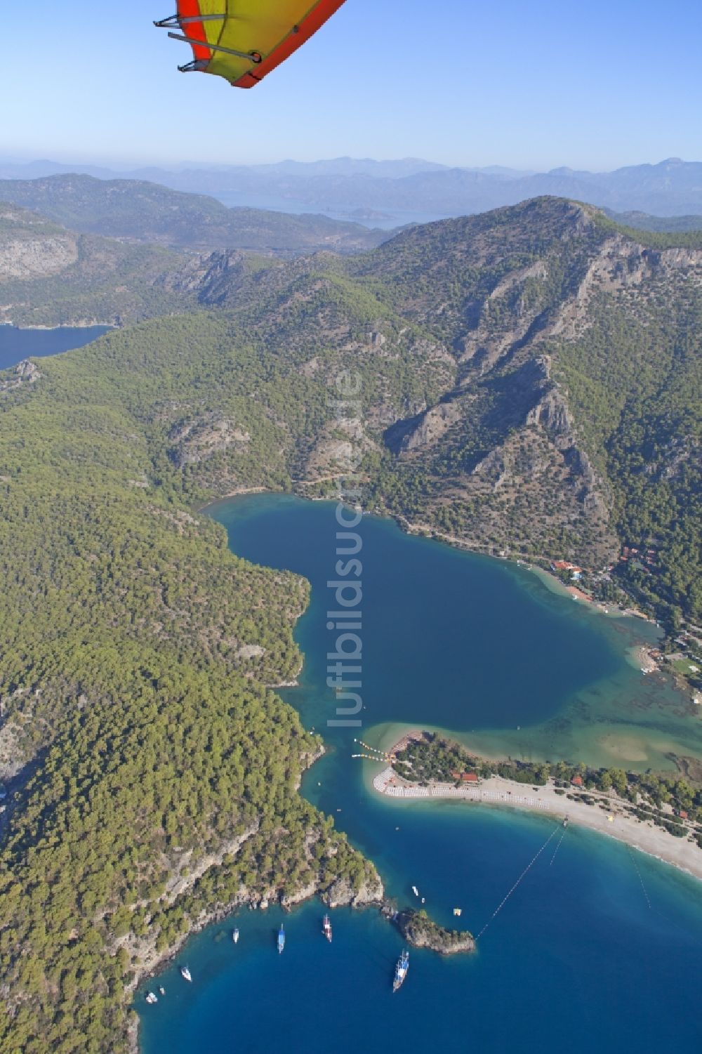 Ölüdeniz aus der Vogelperspektive: Küsten-Landschaft mit Sandstrand bei Ölüdeniz an der Türkischen Ägäis in der Türkei